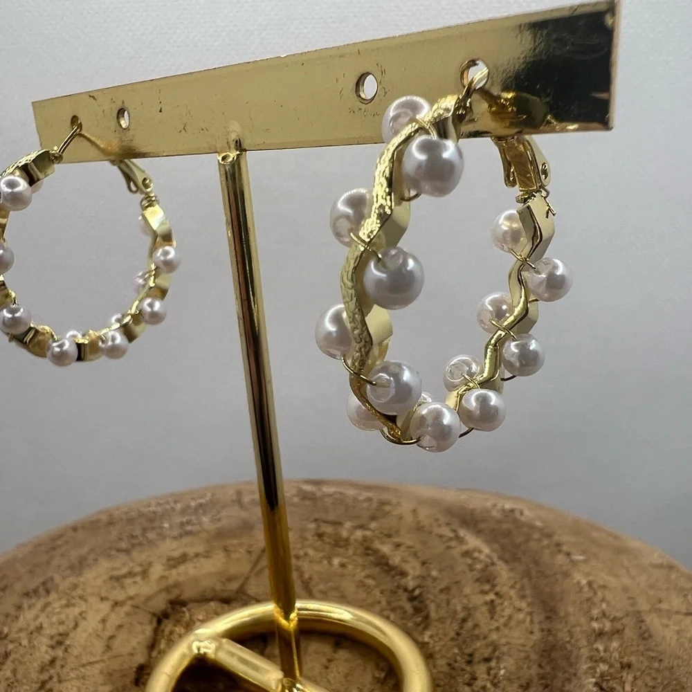 Earrings‎